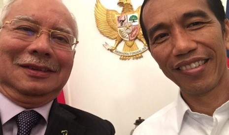 Perdana Menteri Malaysia Datuk Sri Mohd Najib Tun Razak berselfie dengan Presiden Jokowi.