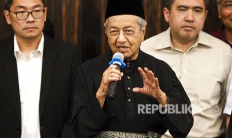 Perdana Menteri Malaysia Mahathir Mohamad berbicara selama konferensi pers di Petaling Jaya, Malaysia, Kamis, (10/5).