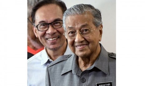 Perdana Menteri Malaysia, Mahathir Mohamad (kanan) bersama Anwar Ibrahim (kiri)