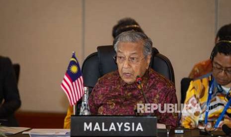 Perdana Menteri Malaysia Mahathir Mohamad mengikuti pertemuan ASEAN Leaders Gathering yang diikuti para kepala negara/pemerintahan negara-negara ASEAN, sekjen ASEAN, direktur pelaksana IMF, presiden Grup Bank Dunia, sekjen PBB di Hotel Sofitel, Nusa Dua, Bali, Kamis (11/10).