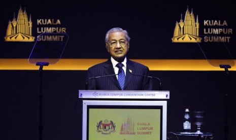 Perdana Menteri Malaysia Mahathir Mohamad menyampaikan pidato di Konferensi Tingkat Tinggi (KTT) Kuala Lumpur di Kuala Lumpur, Malaysia, Kamis (19/12). KTT Islam tersebut bertujuan mengatasi islamofobia dan solusi atas tantangan dunia Muslim.