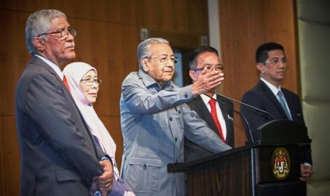 Perdana Menteri Malaysia, Mahathir Mohamad (tengah)