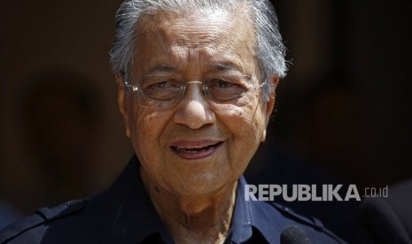 Perdana Menteri Malaysia Mahathir Mohamad tersenyum ketika ia berbicara saat konferensi pers di Kuala Lumpur, Jumat, (11/5).