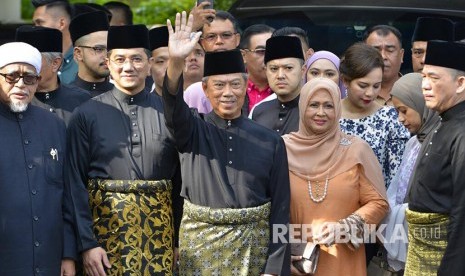 Perdana Menteri Malaysia Muhyiddin Yassin berfoto bersama keluarga dan pendukungnya. Muhyiddin Yassin pernah duduk menjadi menteri di kabinet pemerintahan Malaysia. Ilustrasi.