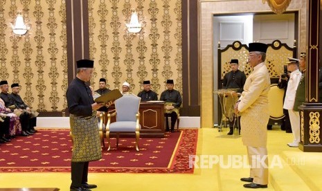 Perdana Menteri Malaysia Muhyiddin Yassin (kiri) mengucapkan sumpah janji di hadapan Raja Malaysia Sultan Abdullah Sultan Ahmad Shah di Istana Negara Kuala Lumpur. Kediaman resmi Kerajaan Malaysia mengonfirmasi tujuh stafnya positif Covid-19. Ilustrasi.