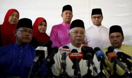 Perdana Menteri Malaysia Najib Razak berbicara di hadapan media di sebuah masjid di Kuala Lumpur,Malaysia, Minggu (5/7).