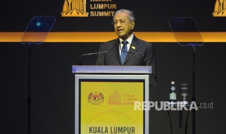 Perdana Menteri Malaysia Tun Dr Mahathir Mohamad menyampaikan pidato pada pembukaan Konferensi Tingkat Tinggi Kuala Lumpur Summit (KTT KL Summit) yang diikuti 56 negara muslim di Kuala Lumpur Convention Center, Kamis (19/12/2019).