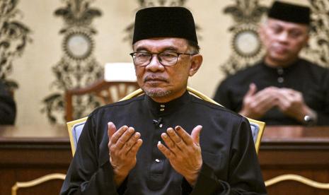  Perdana Menteri Malaysia yang baru diangkat Anwar Ibrahim berdoa setelah mengambil sumpah dalam upacara pelantikan di Istana Nasional di Kuala Lumpur, Malaysia, Kamis, 24 November 2022. Raja Malaysia pada Kamis menunjuk Anwar sebagai perdana menteri negara itu, mengakhiri hari ketidakpastian setelah pemilihan umum yang memecah belah menghasilkan parlemen yang menggantung. 