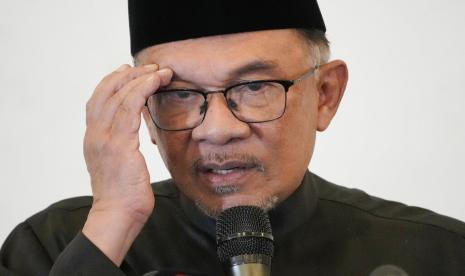  Perdana Menteri Malaysia yang baru diangkat Anwar Ibrahim menyampaikan pidatonya dalam sebuah pertemuan di Kuala Lumpur, Malaysia, Kamis, 24 November 2022. Raja Malaysia pada Kamis menunjuk Anwar sebagai perdana menteri negara itu, mengakhiri hari-hari ketidakpastian setelah pemilihan umum yang memecah belah menghasilkan keputusan yang menggantung. Parlemen. 