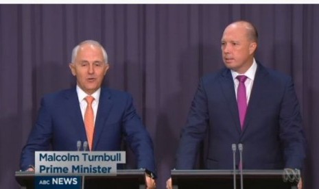 Perdana Menteri Malcolm Turnbull dan Menteri Imigrasi Peter Dutton berbicara kepada wartawan setelah melakukan percakapan telepon dengan Presiden AS, Donald Trump.