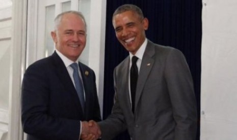 Perdana Menteri Malcolm Turnbull dan Presiden Barack Obama bersalaman sebelum melakukan pertemuan bilateral di Forum APEC yang sedang berlangsung di Manila, Filipina.