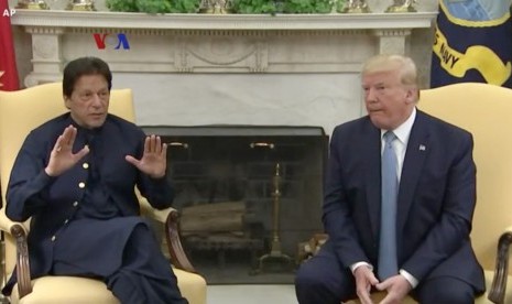 Perdana Menteri Pakistan, Imran Khan (Kiri) bersama Presiden AS, Donald Trump (Kanan) di Washington DC.