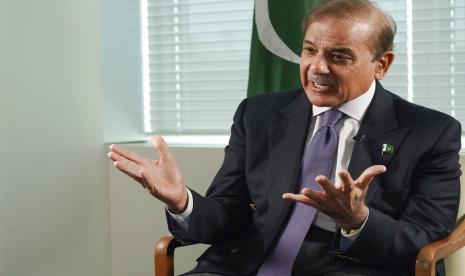 Perdana Menteri Pakistan Shehbaz Sharif berbicara selama wawancara dengan The Associated Press, Kamis, 22 September 2022 di markas besar PBB.