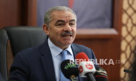  Perdana Menteri Palestina Mohammad Shtayyeh menghadiri rapat kabinet di kota Nablus, Tepi Barat, Senin (29/11). Perdana Menteri Palestina Mohammad Shtayyeh pada 29 November mengecam kunjungan Presiden Israel Isaac Herzog ke Masjid Ibrahimi di Hebron selama perayaan Hanukkah Yahudi.