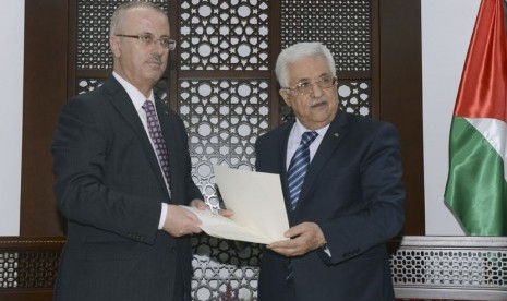 Perdana Menteri Palestina, Rami Hamdallah (kiri), menerima surat penugasan dari Presiden Mahmoud Abbas di Tepi Barat, Ramallah, Kamis (29/5). 