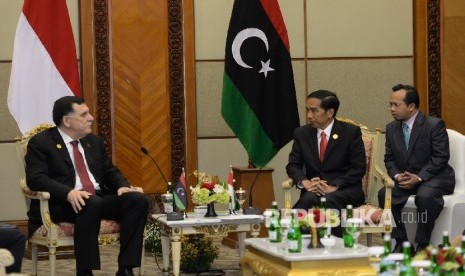  Perdana Menteri (PM) Libya, Fayez al-Sarraj bersama Presiden Joko Widodo melakukan pertemuan bilateral di sela KTT Luar Biasa OKI ke-5, Balai Sidang Jakarta, Senin (7/3).