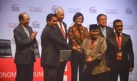 Perdana Menteri (PM) Malaysia  Najib Razaq, Menteri Keuangan Sri Mulyani , Ketua Bappenas Bambang Brodjonegoro,  Ketua WIEF Tun Musa, dan Chairman  Aladdin Dotkom Indonesia Ahmad Riawan Amin berfoto bersama seusai penandatangan MoU  Halal E-Market Malaysia di sela-sela WIEF ke-12 di Jakarta, Selasa (2/8/2016).