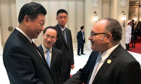 Perdana Menteri PNG Peter O'Neill bersama Presiden China Xi Jinping saat bertemu dalam Pertemuan APEC di Vietnam.