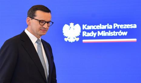  Perdana Menteri Polandia Mateusz Morawiecki menghadiri konferensi pers di Kanselir Perdana Menteri di Warsawa, Polandia, 16 November 2022. Polandia telah memutuskan untuk meningkatkan kesiapan beberapa pasukan militernya dan dinas berseragam lainnya di wilayahnya. Pemerintah telah mengkonfirmasi ledakan yang menewaskan dua orang di sebuah desa di Polandia timur pada 15 November yang disebabkan oleh rudal Rusia. 