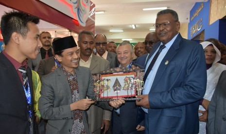 Perdana Menteri Republik Sudan, Jenderal Bakri Hassan Saleh (kanan) menerima cinderamata khas Indonesia di stand KBRI Khartoum dalam ajang International Fair of Khartoum ke-35 (IFK) di Khartoum, Sudan.