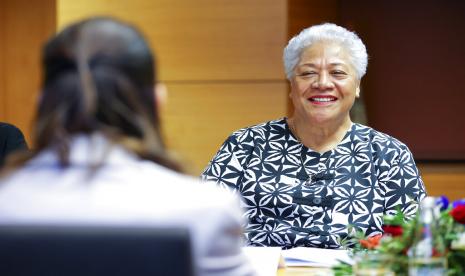 Perdana Menteri Samoa Fiame Naomi Mataafa, kanan, berbicara dengan Perdana Menteri Selandia Baru Jacinda Ardern dalam pertemuan bilateral di Wellington, Selandia Baru, Selasa, 14 Juni 2022. Mata