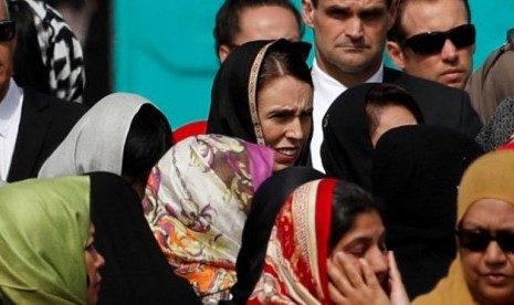 Perdana Menteri Selandia Baru Jacinda Ardern berada di antara jamaah saat shalat Jumat di Hagley Park, Christchurch, Selandia Baru, Jumat (22/3). 