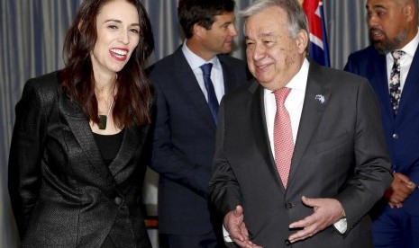 Perdana Menteri Selandia Baru Jacinda Ardern (kiri) bersama Sekretaris Jenderal PBB Antonio Guterres di Government House di Auckland, Selandia Baru, Ahad (12/5).