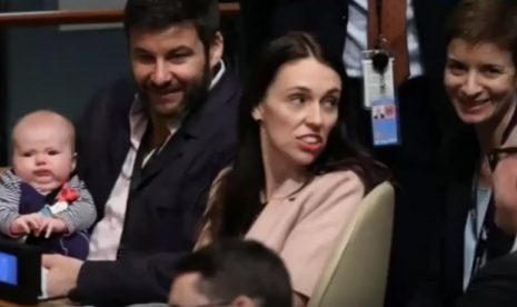 Perdana Menteri Selandia Baru Jacinda Ardern membawa bayinya saat sidang di PBB, Senin (24/9). Ardern mengatakan Ratu Inggris ingin tahu bagaimana Selandia kalahkan corona. Ilustrasi.