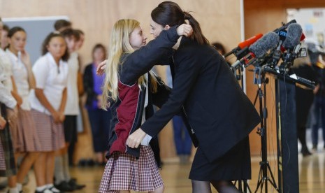 Perdana Menteri Selandia Baru Jacinda Ardern memeluk seorang siswa dalam kunjungannya ke sebuah sekolah menengah di Christchurch, Selandia Baru, Rabu (20/3).