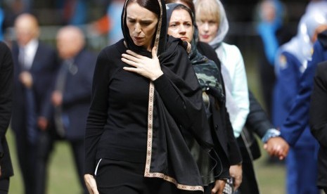 Perdana Menteri Selandia Baru Jacinda Ardern meninggalkan lokasi shalat Jumat di Hagley Park, Christchurch, Selandia Baru, Jumat (22/3).