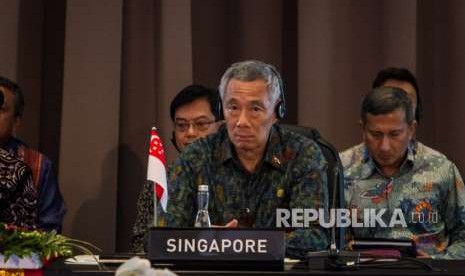 Perdana Menteri Singapura Lee Hsien Loong (tengah)