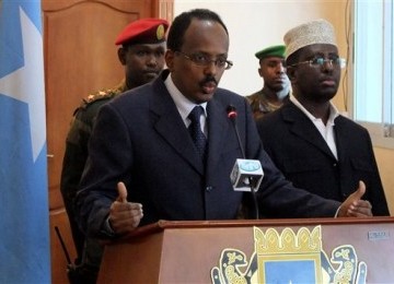 Perdana Menteri Somalia, Mohamaed Abdullahi Mohamed (kiri) mengumumkan pengunduran dirinya dalam konferensi pers, di istana kepresidenan di Mogadishu, Ahad (19/6).