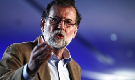 Perdana Menteri Spanyol Mariano Rajoy berbicara dalam pertemuan dengan anggota Partai Conservative Popular Party di Barcelona, Spanyol, Ahad (12/11).