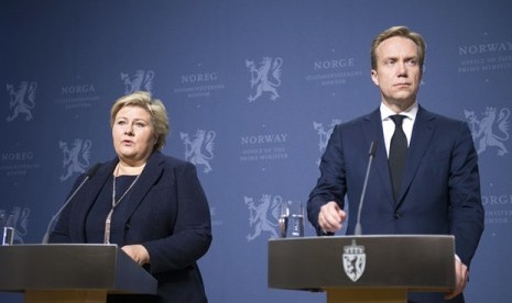 Perdana Menteri Norwegia Erna Solberg bersama Menteri Luar Negeri Norwegia Borge Brende dalam konferensi pers di Oslo.