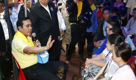 Perdana Menteri Thailand Prayuth Chan-ocha (kiri) memberi dukungan pada keluarga tim sepak bola yang hilang di gua di Chiang Rai, Jumat (29/6).