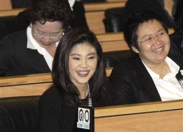  Perdana Menteri Thailand yang baru, Yingluck Shinawatra (tengah) ketika disahkan oleh parlemen Thailand.