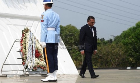  Perdana Menteri Timor Leste Rui Maria De Araujo (kanan) memberikan penghormatan kepada para pahlawan saat upacara di Taman Makam Pahlawan Kalibata, Jakarta, Rabu (26/8).