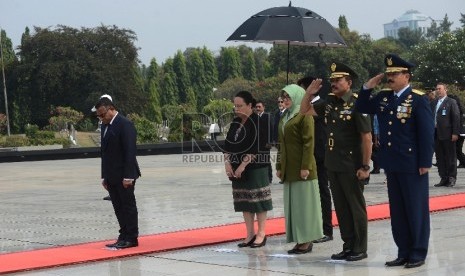 Perdana Menteri Timor Leste Rui Maria De Araujo (kiri) memberikan penghormatan kepada para pahlawan saat upacara di Taman Makam Pahlawan Kalibata, Jakarta, Rabu (26/8). 