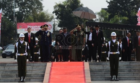 Perdana Menteri Timor Leste Rui Maria De Araujo (tengah) memberikan penghormatan kepada para pahlawan saat upacara di Taman Makam Pahlawan Kalibata, Jakarta, Rabu (26/8).