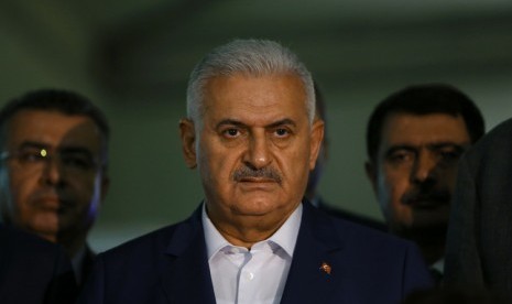 Perdana Menteri Turki Binali Yildirim berbicara kepada pers di bandara Ataturk di Istanbul, Turki, menyusul bom bunuh diri ganda, (29/6).