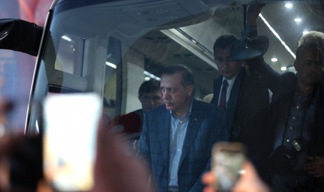 Perdana Menteri Turki Recep Tayyip Erdogan saat berada di dalam bus, Ahad (10/8)