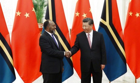 Perdana Menteri Vanuatu Charlot Salwai dan Presiden Cina Xi Jinping di Great Hall of the People, Beijing, Cina, Selasa (28/5).