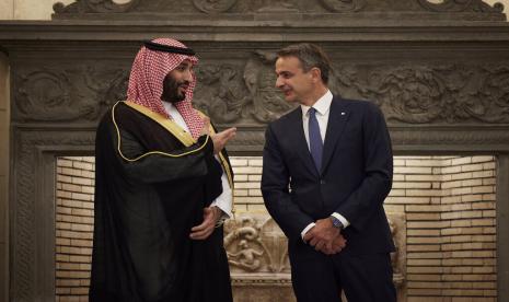 Perdana Menteri Yunani Kyriakos Mitsotakis, kanan, berbicara dengan Putra Mahkota Saudi Mohammed bin Salman selama pertemuan mereka, di Athena, pada Selasa, 26 Juli 2022. Bin Salman mengunjungi Yunani Selasa dalam perjalanan pertamanya ke negara Uni Eropa sejak pembunuhan di 2018 jurnalis Saudi Jamal Khashoggi.