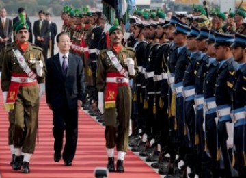 Perdana Menteri Cina, Wen Jiabao, menginspeksi tentara pengawal kehormatan dalam upacaya penyambutan di pangkalan udara Chaklala, Rawalpindi, Pakistan, Jumat (17/12/2010).