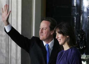 Perdana Menteri Inggris, David Cameron bersama istrinya, Samantha.