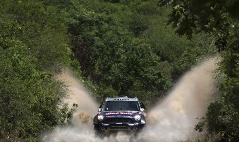  Pereli Qatar Nasser Al-Attiyah memacu kendaraannya di etape ke-11 perlombaan Reli Dakar 2015 di Argentina.