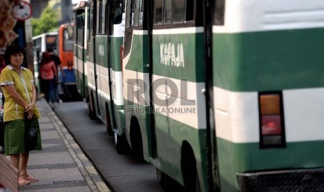 Peremajaan Kopaja. Bus angkutan umum Kopaja mengambil penumpang di Terminal Blok M, Jakarta Selatan, Kamis (25/6).