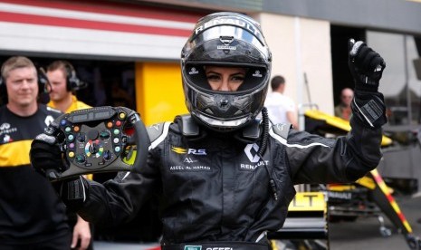 Perempuan Arab Saudi, Aseel Al-Hamad mengendarai mobil Formula One Lotus Renault E20 saat parade sebelum balapan di Sirkuit Paul Ricard, Le Castellet, Prancis, Ahad (24/6).