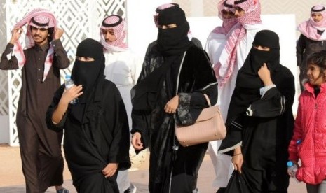 Perempuan Arab Saudi mengenakan abaya