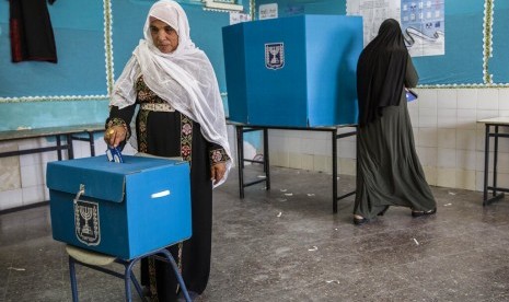 Perempuan Baduy Israel menggunakan hak suaranya dalam pemilu di Rahat, Israel, Selasa (9/4).